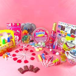 Mini Box Bonbons Années 80-13 références différentes pour redécouvrir le  plaisir des bonbons des années 80 - Assortiment de confiseries 300g :  : Epicerie